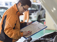 お客様立ち会いのもと、お車の状態を丁寧にご説明